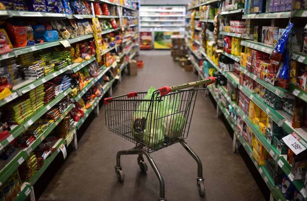 La diferencia de precios en alimentos básicos para vacacionar.