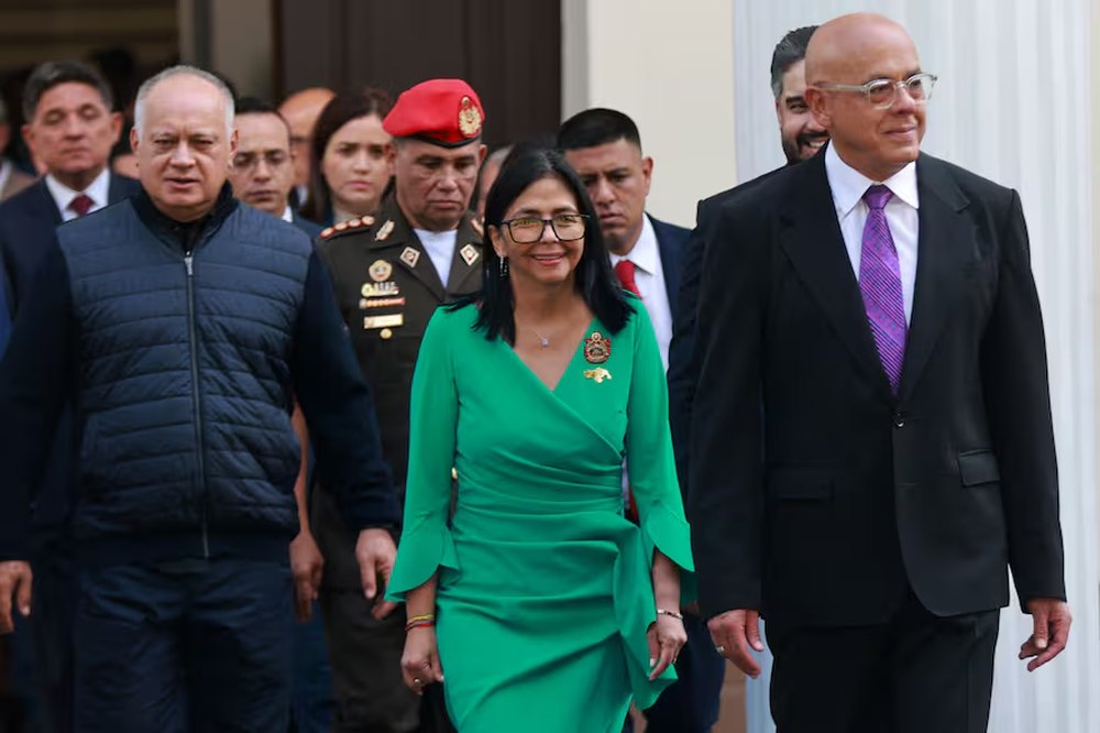 La presidenta interina de Venezuela, Delcy Rodríguez; al ministro del Interior, Diosdado Cabello; y al presidente de la Asamblea Nacional, Jorge Rodríguez, caminando tras su juramento en una ceremonia celebrada en la Asamblea Nacional en Caracas el 5 de enero de 2026.