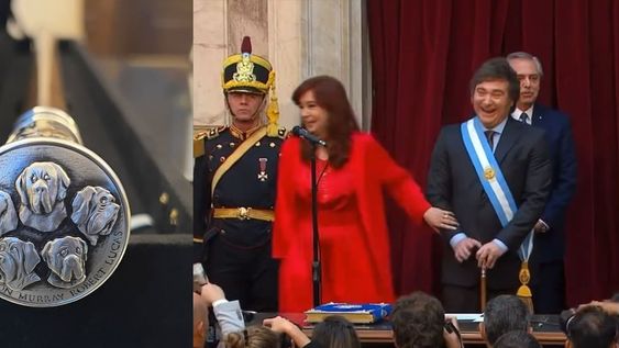 Momento en el que Javier Milei le muestra a Cristina Kirchner su nuevo bastón.