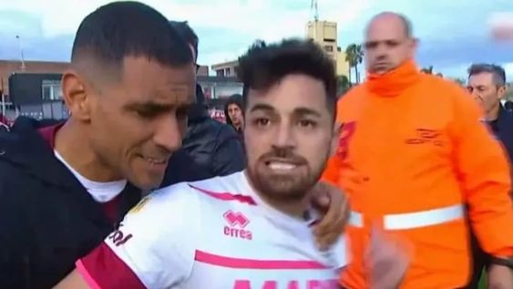 Perdío Lanús y el delantero Lautaro Acosta se descontroló y se peleó con rivales y camarógrafos. / Captura.