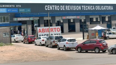 Los Andes | La Policía de Mendoza no multará a conductores sin RTO, al menos durante algunas semanas. Trabajarán en la concientización de lo conductores. Foto: Orlando Pelichotti / Los Andes.