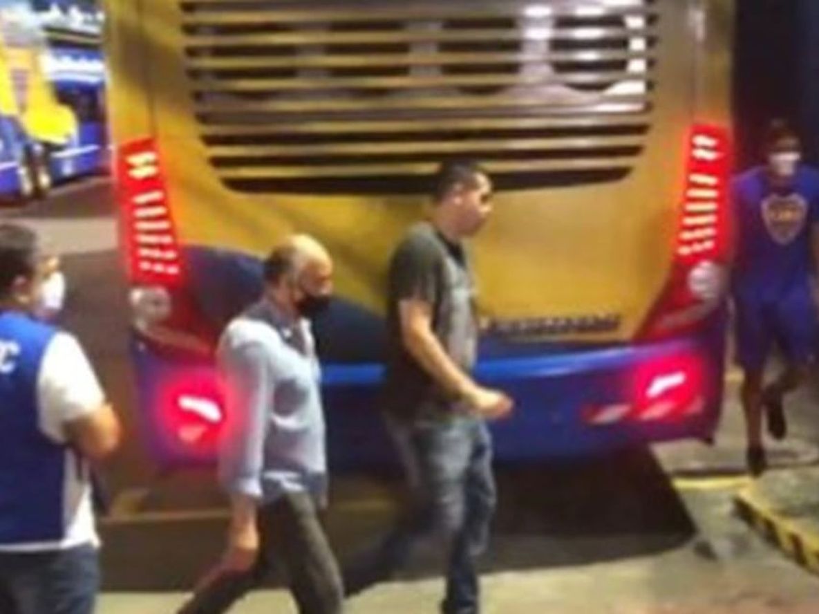 Boca perdió con el Lobo y Riquelme hizo que todos los jugadores, que ya estaban arriba del micro para irse del estadio, descendieran para hablar. /Gentileza.