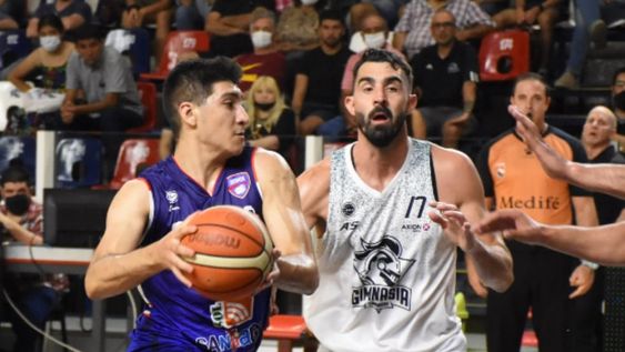 Sebastián Vega, de blanco y con el número 17, el jugador de Gimnasia CR que recibió un injustificado ataque con insultos homofóbicos en Santiago del Estero. (Foto: Prensa Quimsa)