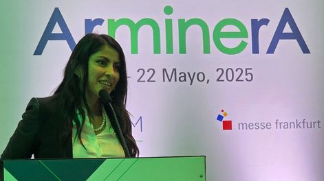 Laura Hernández, de Women in Mining Argentina, encabezó la presentación del informe en ArMinera 2025.