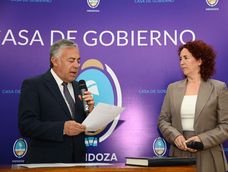 El gobernador Alfredo Cornejo en el actor de juramento de la nueva vocal del Tribunal de Cuentas, Andrea Molina.