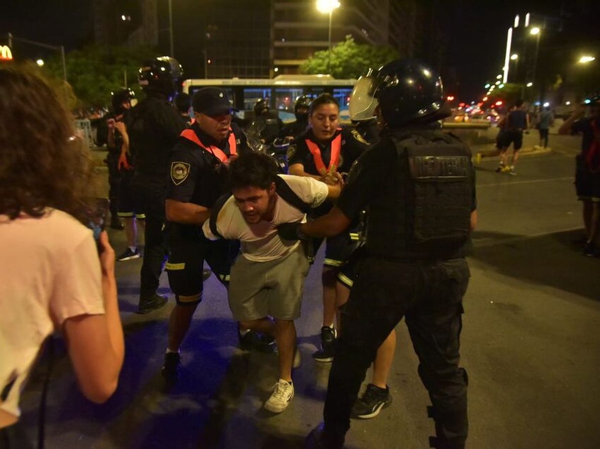 Cacerolazo en el Patio Olmos. (Facundo Luque / La Voz)
