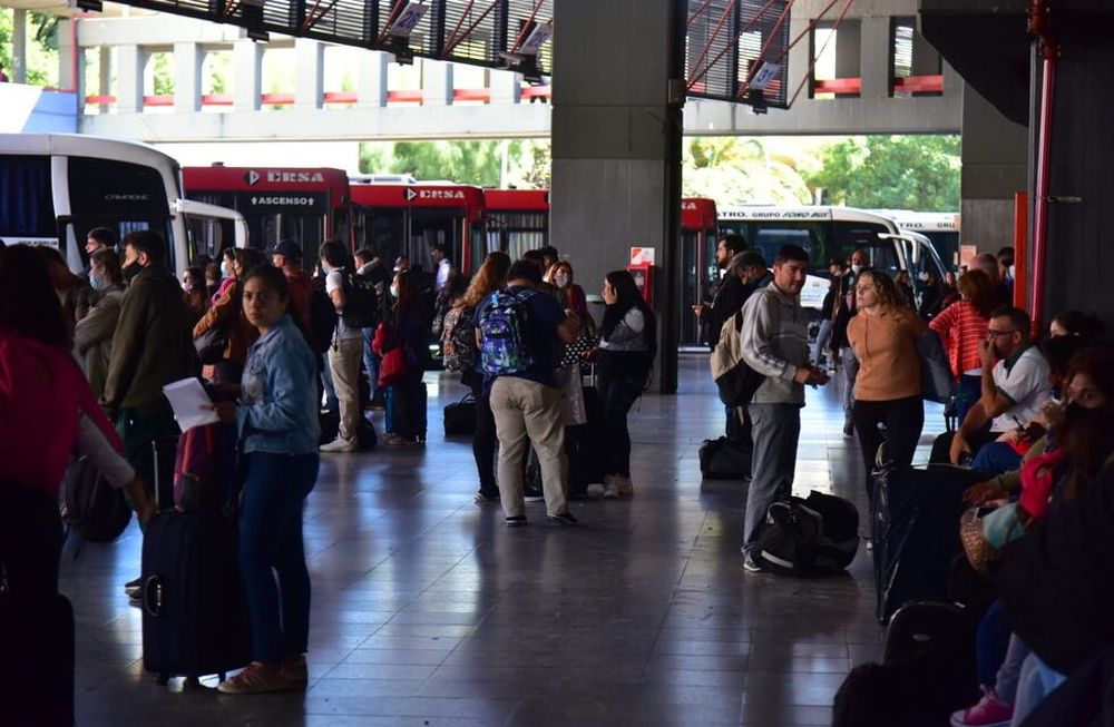Intenso movimiento este jueves por el fin de semana largo de Pascua en la Terminal de Ómnibus de Córdoba. (Foto Facundo Luque/La Voz)