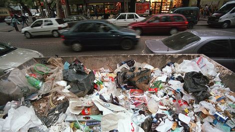 Amelia y su bolsa de residuos - Por Rolando López