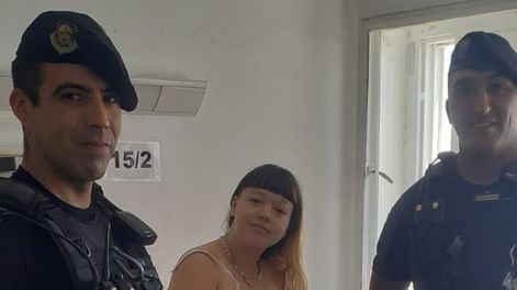 La valiente madre, junto al recién nacido y a los dos policías que la asistieron. Gentileza