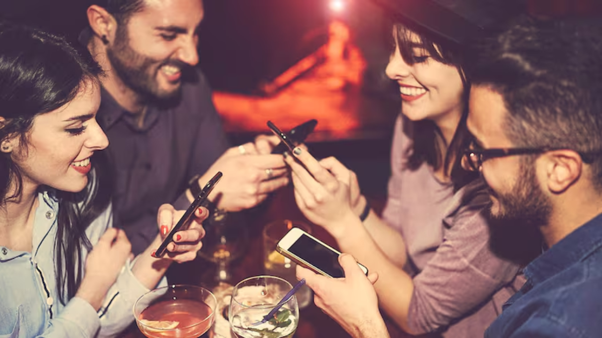 Según un estudio, la baja natalidad ya no se debe al dinero sino a los celulares y a las redes sociales