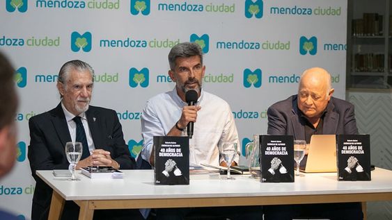 Este viernes, el intendente de la Ciudad de Mendoza, Ulpiano Suarez presentó, junto a Federico Storani, exministro del Interior y exdiputado nacional, el libro “40 años de Democracia, Crónicas de Alfonso”, del periodista Roberto Suárez.