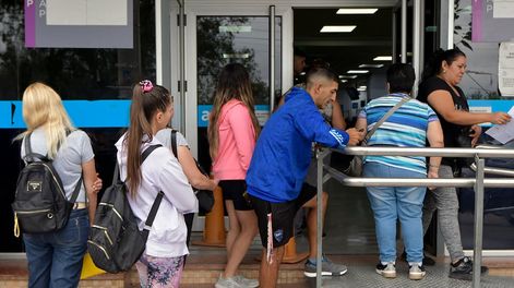 Buenas noticias de Anses: quiénes cobran hasta $52.500 esta semana sin trámites y de forma automática - Foto: Orlando Pelichotti / Los Andes