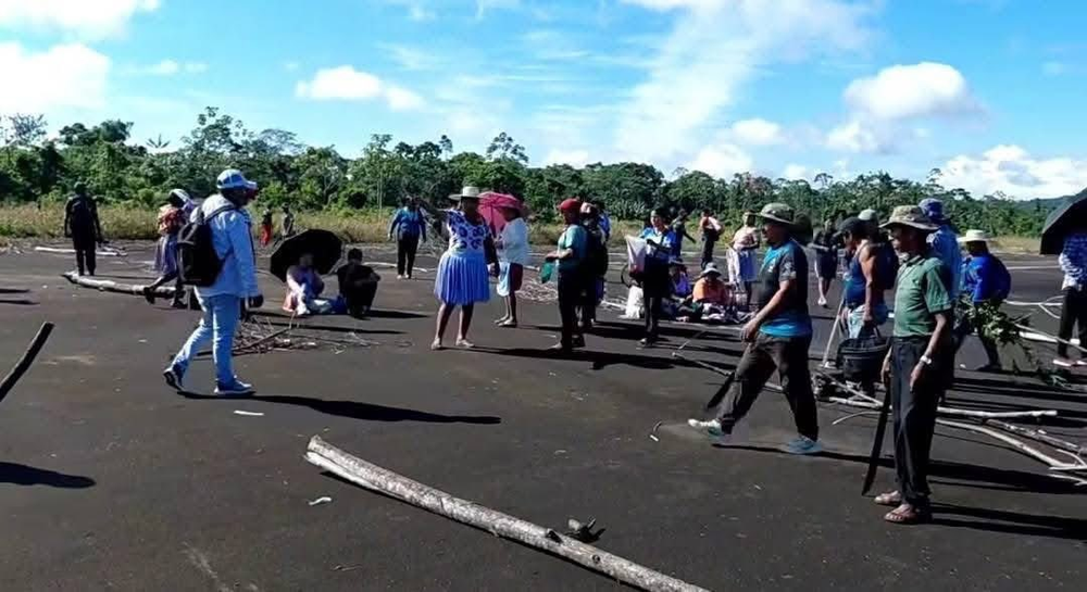 Seguidores de Evo Morales tomaron un aeropuerto para evitar su arresto.