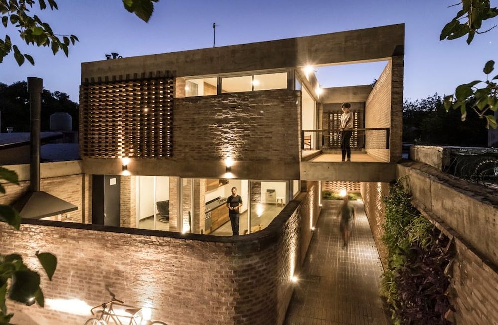 Un muro de ladrillo curvo que brinda calidez y privacidad