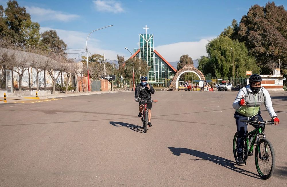 El lugar, antes lleno de ruido y de música potente de los boliches, ha conseguido ofrecer un ambiente apacible, elegido por los que quieren gozar de los paisajes naturales. También se destaca el imponente templo. / Ignacio Blanco