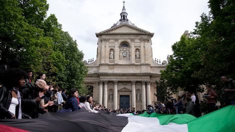 Los Andes | Estudiantes se manifiestan frente a la Universidad La Sorbona con una enorme bandera palestina, el lunes 29 de abril de 2024 en París, Francia. (Foto AP/Christophe Ena)