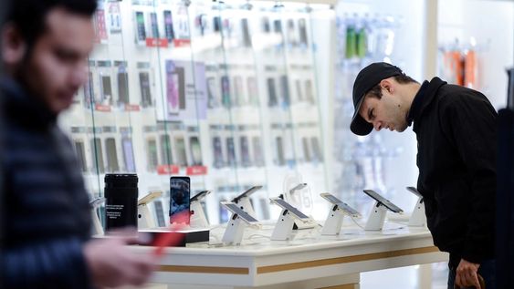 Televisores y celulares para jubilados o titulares de AUH: ¿Cómo y dónde comprarlos?