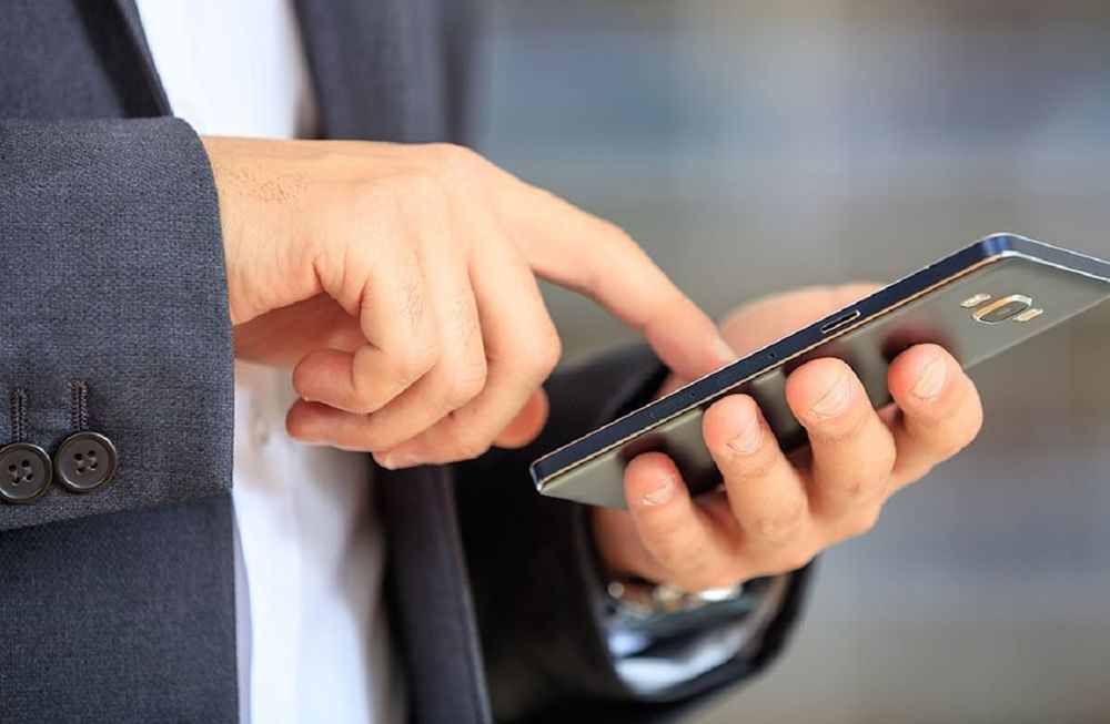 El Gobierno nacional oficializó este lunes la autorización para que las empresas prestadoras de Servicios de Comunicaciones Móviles (SCM), Televisión por cable o satelital e internet puedan aplicar un aumento total del 19,9% en dos tramos, entre mayo y julio.