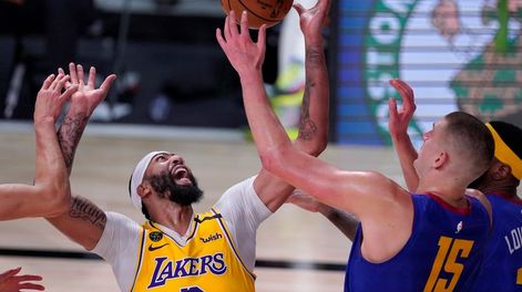 Los Andes | El jugador de Los Angeles Lakers Anthony Davis (izquierda) y su rival de Denver Nuggets, Nikola Jokic (15), compiten por el control del balón durante el segundo medio tiempo de la final de Conferencia Oeste de la NBA.