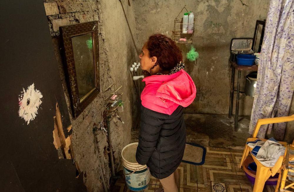 Pobreza, Analia y sus hijos necesitan ayuda.Analia Cisterna vive con sus 5 hijos y su madre discapacitada, viven en condiciones inhumanas. Analia duerme en la misma habitación con sus 5 hijos, tiene un baño sin inodoro, hacen sus necesidades en un balde y calientan el agua para bañarse con un calefón a leña.Analia se peina en el baño para luego llevar a sus hijas al colegio Foto: Ignacio Blanco / Los Andes