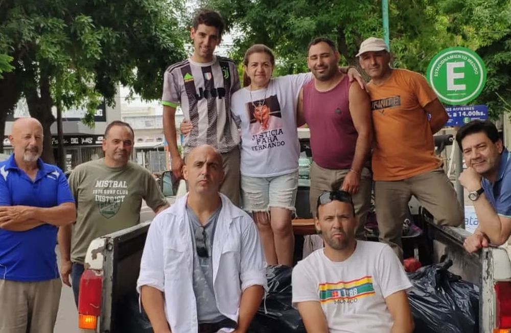 Este viernes los papás de Fernando Báez Sosa repartieron los alimentos que recolectaron durante el homenaje a su hijo. Gentileza: merendero El Maracaná.