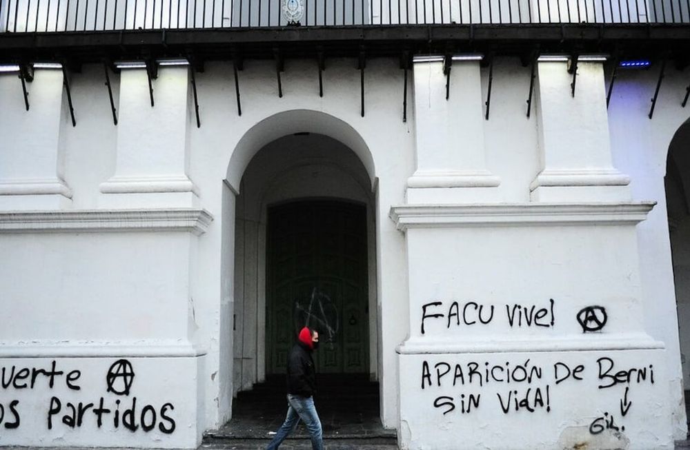 La fachada del Cabildo quedó pintada con mensajes contra Berni y el Gobierno.