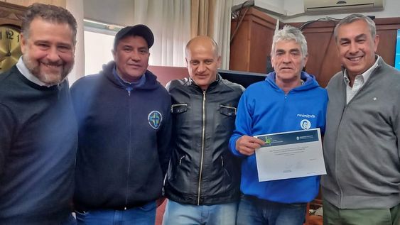 En Mendoza  funcionan  cuatro cooperativas de trabajo integradas por internos y ex convictos. Son Unión, Germinar, San Dimas y Suculentas, formada por mujeres.