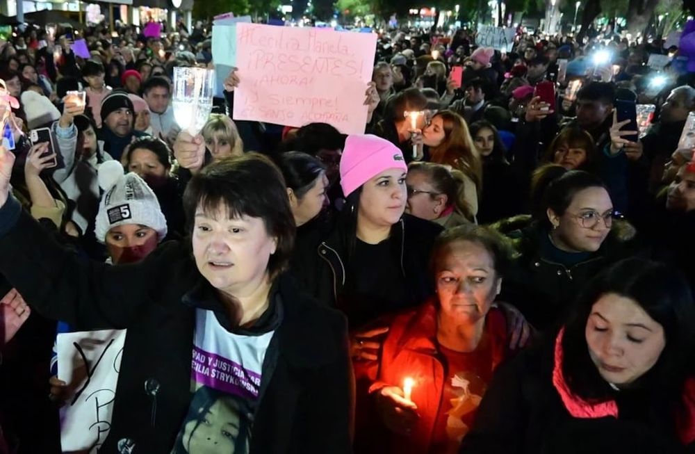 Masiva marcha en Chaco en reclamo de justicia por Cecilia Strzyzowski, encabezada por la madre de la joven desaparecida. / Foto: Marcela Carroll / Clarín
