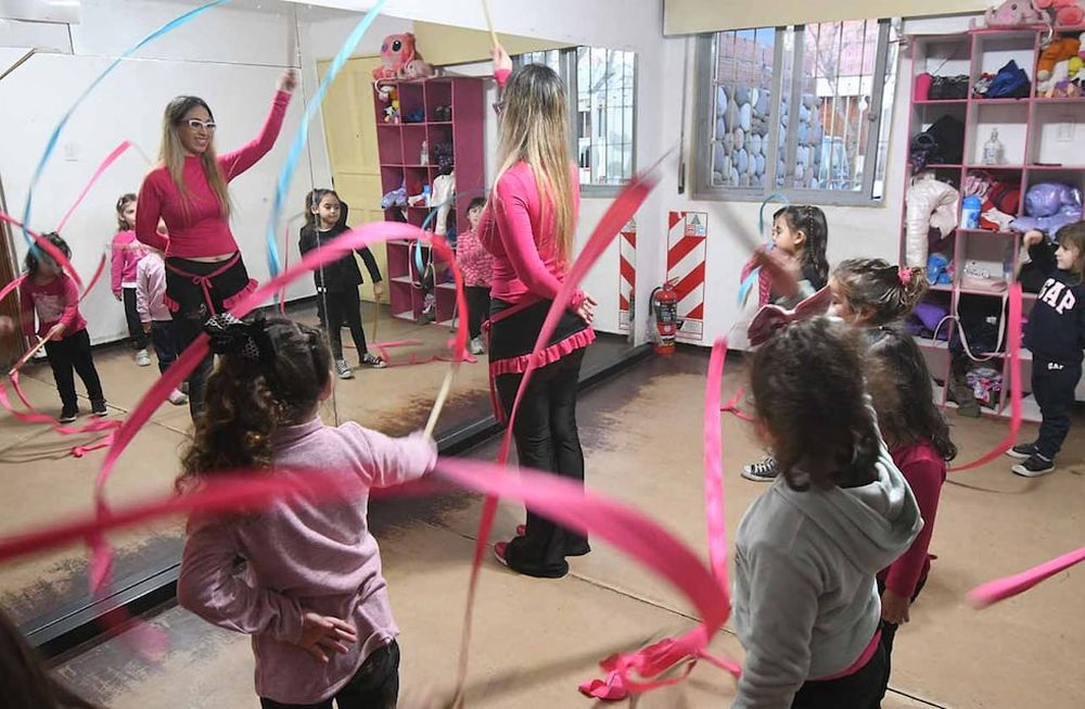 Bailarinas de distintas edades pulen sus dotes en flamenco, zumba y danza árabe, entre otros ritmos, que Gisella imparte con pasión. | Foto: José Gutiérrez / Los Andes