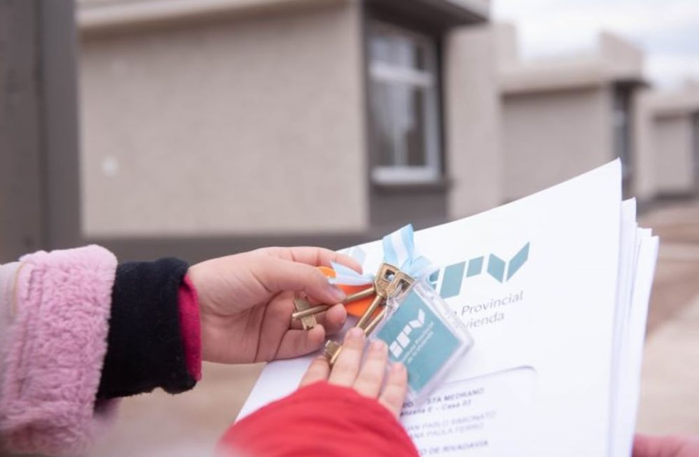 Suarez entregó viviendas en Rivadavia. El Gobernador visitó el departamento del Este donde destacó el trabajo conjunto entre el municipio, la unión vecinal y la Provincia para concretarlas. Según los datos oficiales, desde el 2015 se han construido unas 16.000 viviendas en la provincia.