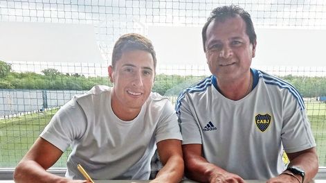 Miguel Merentiel firma su contrato junto a Marcelo Delgado, del Consejo. / gentileza