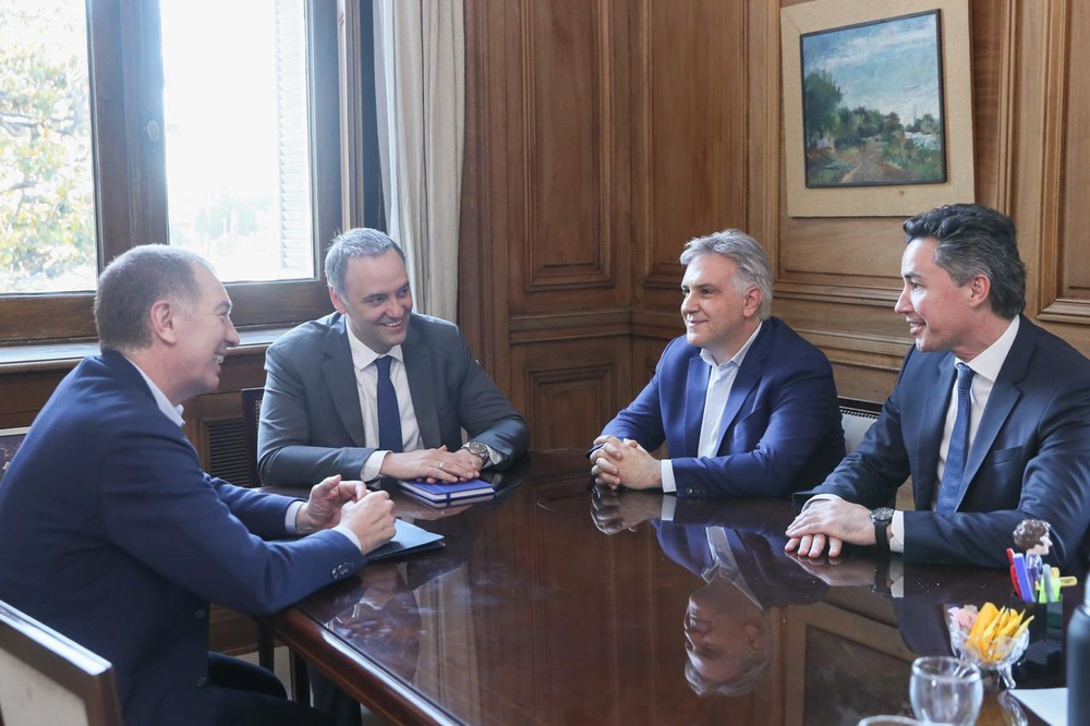 El jefe de Gabinete, Manuel Adorni; el ministro del Interior, Diego Santilli; el sanjuanino Marcelo Orrego y el cordobés Martín Llaryora.