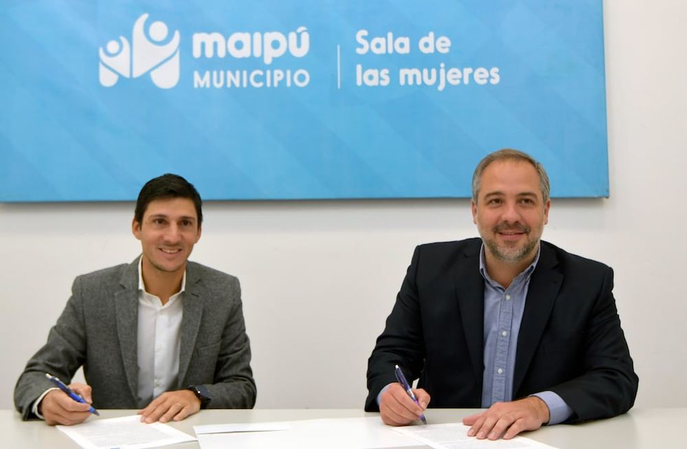 Camilo De Lillo, COO de Los Andes, junto al Intendente de Maipú, Matías Stevanato, en la firma del acuerdo que beneficiará a los empleados de la comuna.Foto: Orlando Pelichotti/ Los Andes