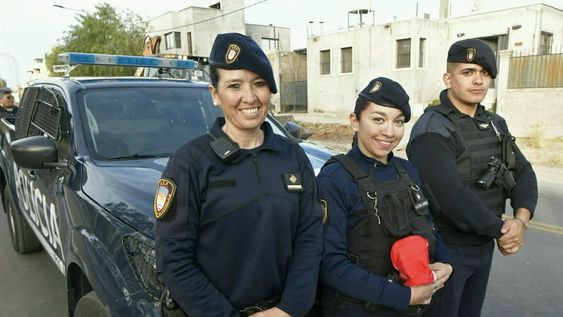 Los policías Paula Hormigo, Agustina Chamorro y Nataniel Encina cuidaron a la beba abandonada en Ciudad (Foto: Orlando Pelichotti / Los Andes)