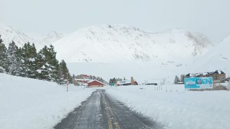Vialidad Mendoza despejó anoche la RP 222 a Las Leñas, tras una fuerte nevada