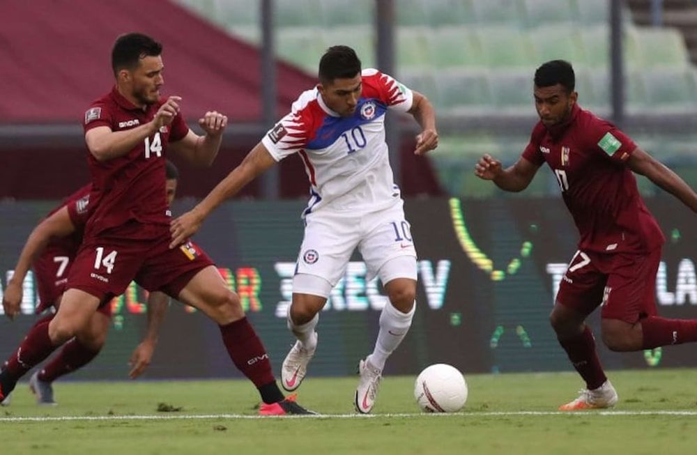 Con un cabezazo de Mago, Venezuela arrancó arriba ante Chile en Caracas. Pero minutos más tarde lo empató Arturo Vidal. / Gentileza.