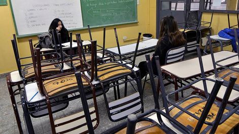 Los Andes | ¿Para amedrantar o control de rutina? Explican por qué la Policía va a algunas escuelas los días de paro. Foto: Orlando Pelichotti / Los Andes.