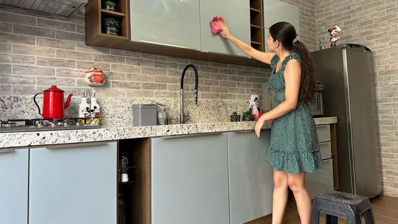 El techo de la alacena es una de las zonas más olvidadas de la cocina. Pero con este truco podrás olvidar de limpiar para siempre.