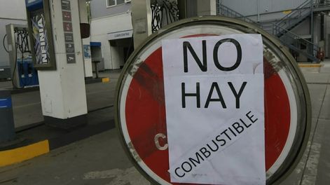 Con aumento de precios en los combustibles, siguen los carteles que avisan sobre faltantes (Orlando Pelichotti / Los Andes)