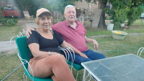 Gloria y Enrique sólo se vieron en la cola del banco una vezal mes durante un año, hasta que se animaron a conocerme más. | Foto: Enrique Pfaab / Los Andes