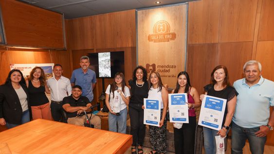 ulpiano suarez entrego los premios a los ganadores del programa compra en las fiestas