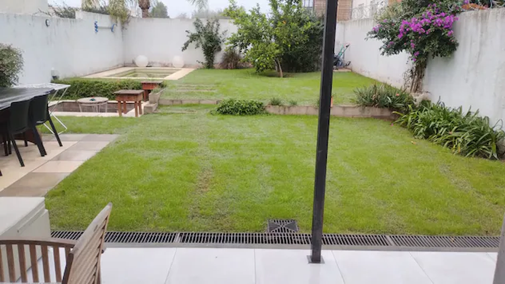 Kiracıların yaptığı iyileştirmelerle evin verandası şöyle görünüyordu: lavabo, ateş çukuru, fayanslar ve gider.