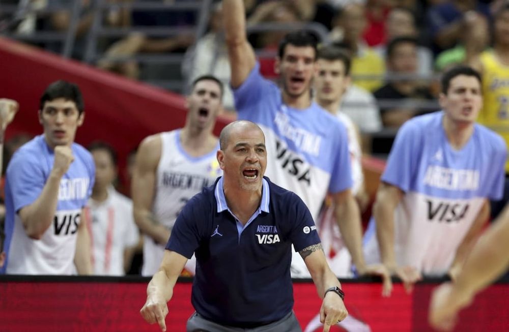 Sergio Hernández hace unos meses confirmó que seguirá al frente de la Selección, rumbo a los JJ.OO de Tokio (2021).
