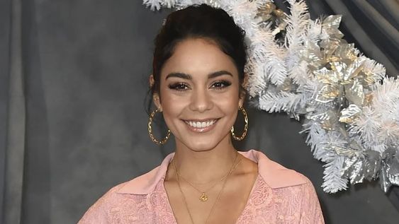 Vanessa Hudgens, sensual en bikini disfrutando de una playa paradisíaca