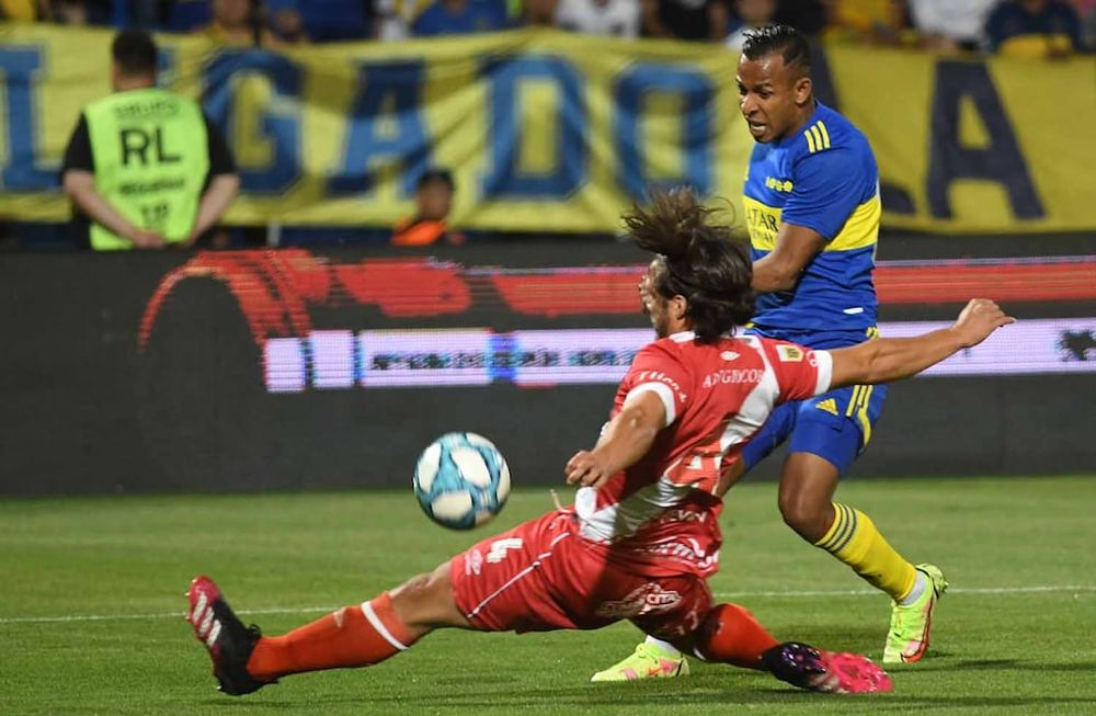 Sebastián Villa de Boca se lleva la pelota ante la marca de Kevin MacAllister de Argentinos. Boca Juniors venció 1 a 0 a Argentinos Jr. en la semifinal por Copa Argentina 2021  en el estadio Malvinas Argentinas. Foto Marcelo Rolland