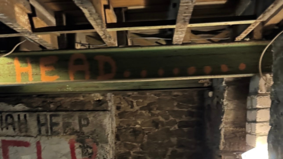 Descubren un mural oculto en una casa británica.
