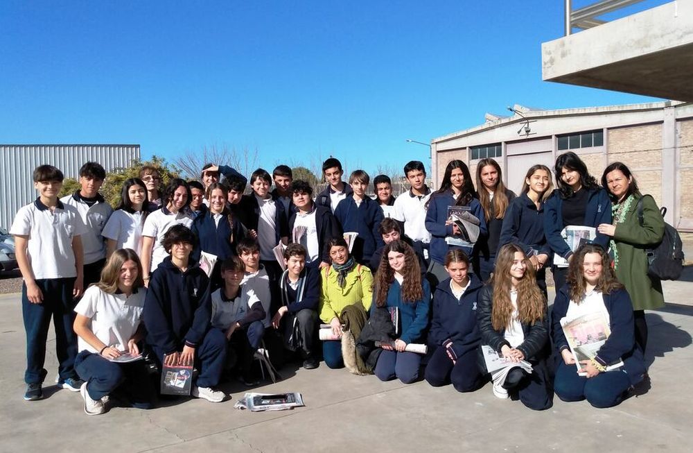 Todos los alumnos de 2º año A del Colegio “San José de los Hermanos Maristas”, de Ciudad, acompañados por sus profesoras, María Inés Montanari, Beatriz Sack y Mariana Immerso.