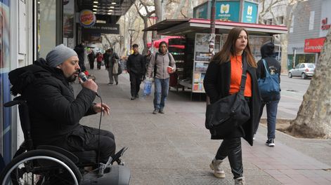 Manu Heredia es un cantante que quedó en silla de ruedas por un disparo que le dieron durante un asalto. Hoy es emprendedor y cantante callejero.