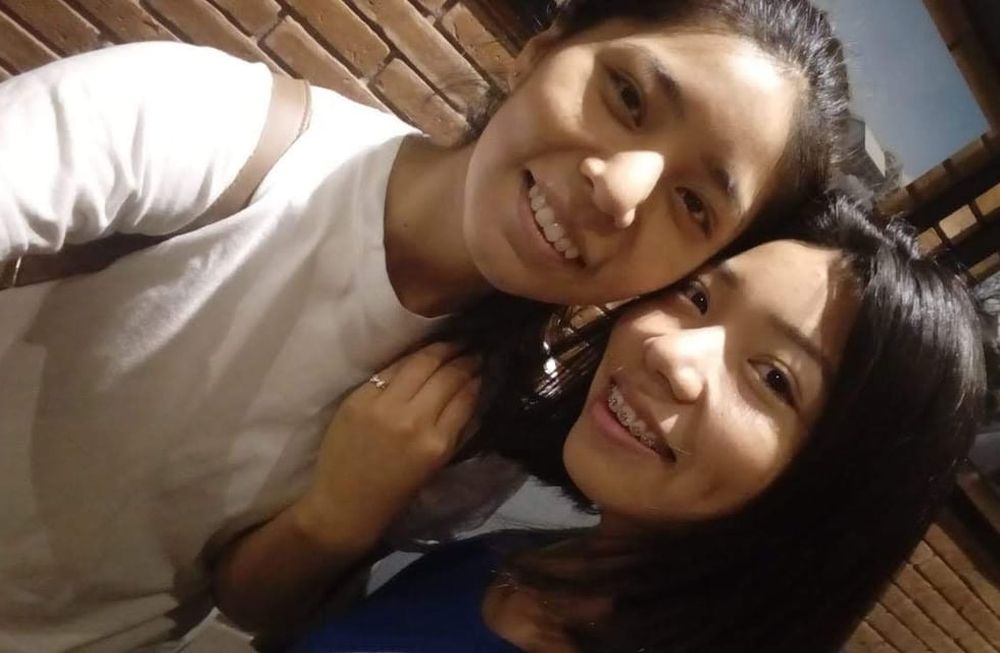 Unidas. Daiana y Cintia cursan el cuarto año de sus carreras. Durante la cuarentena volvieron a ayudar a su familia en la cosecha. Foto: Gentileza.