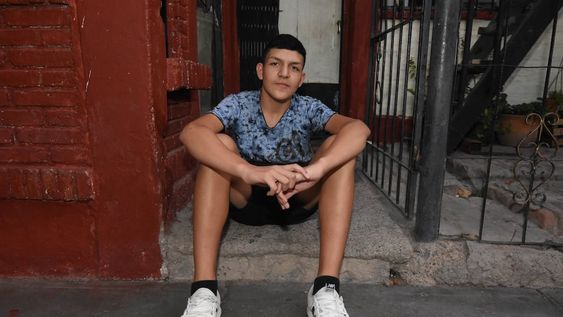 Calza 49 y no iba a la escuela porque no tenía zapatillas: el chico que conmovió a Mendoza